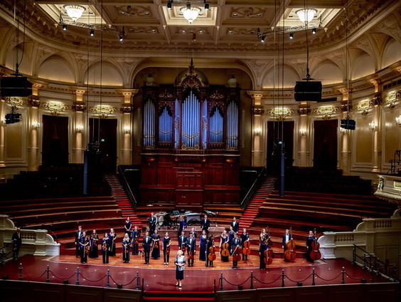 Jongeren studeren met klassieke muziek in Het Concertgebouw