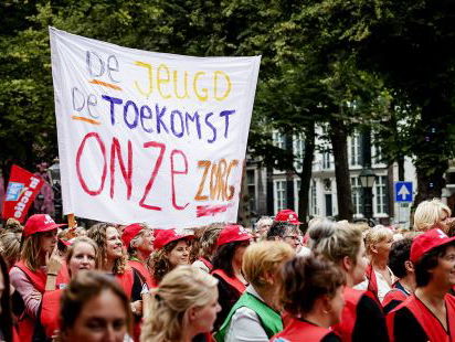 Jeugdzorgwerkers bieden Tweede Kamer manifest aan