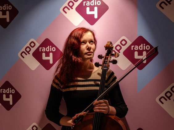 Thin Air van Calliope Tsoupaki door Maya Fridman