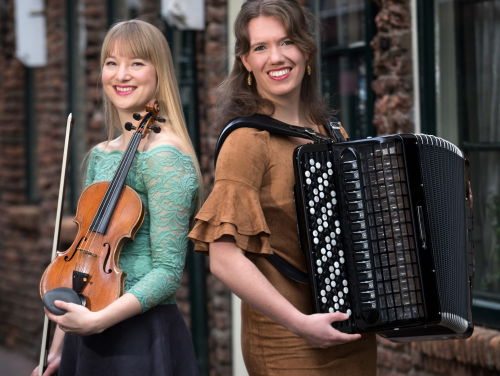 Live muziek: Ellen Zijm (accordeon) en Quirine van Hoek (viool)