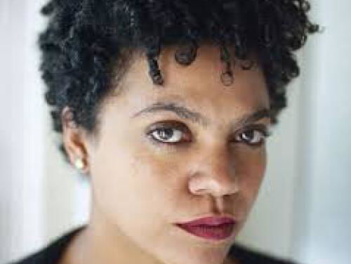 19:05 Gedicht: Drie manieren waarop ik de zee ken of ben, van Radna Fabias