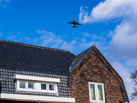 Omwonenden Schiphol met handtekeningen naar de Tweede Kamer