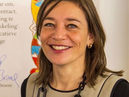 Cathelijne Broers kijkt naar het nieuws