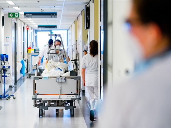 Oud-zorgmedewerkers ondersteunen ziekenhuizen tijdens de coronacrisis