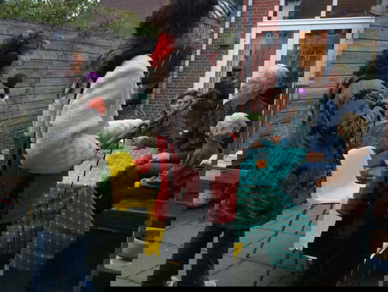 Dieuwertje Blok rijdt met de Stembus langs de familie Hoebe