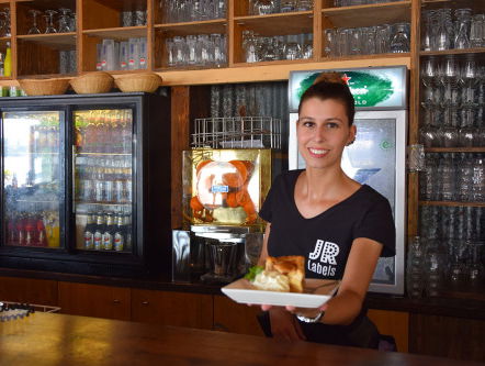 19:05 Gedicht: Instructies voor de serveerster, van Yehuda Amichai