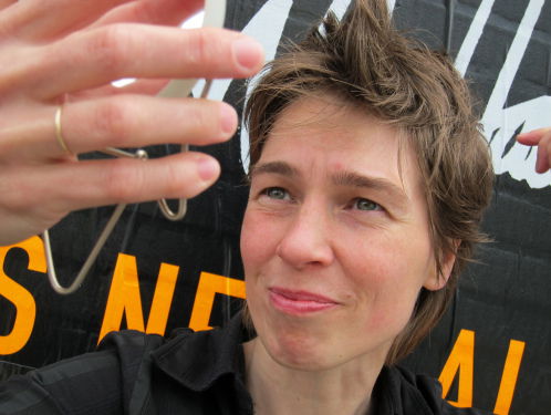 Mayke Nas kijkt naar het nieuws