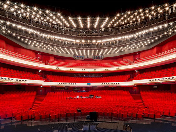 Naar het theater in 2025? Annette Embrechts tipt de beste voorstellingen