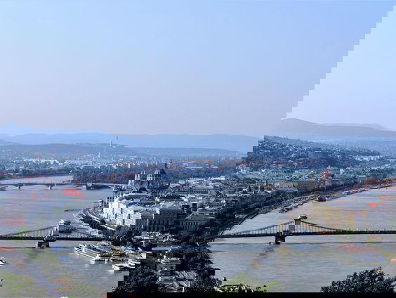 RadioReisDienst: Lezend en luisterend op reis door Hongarije