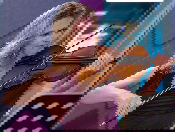 Muriel van Hemel speelt muziek van haar opa Oscar van Hemel