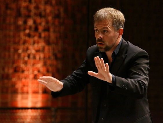 18.10 Dirigent Ulrich Pöhl over de primeur bij het Avondconcert