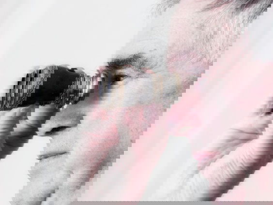 Gedicht: Hoe een gitaar op een stoel kan liggen, van K.Schippers