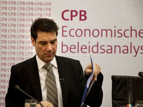 8:15 Coen Teulings schreef 'Over de Dijken'