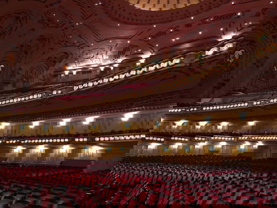 Met een concertkaartje voor een gesloten deur staan