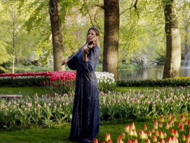 Rosanne Philippens speelt de zon tegemoet