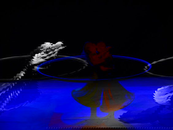 Hollandse Nieuwe! Revolver van Kate Moore, deel 1: draaideur