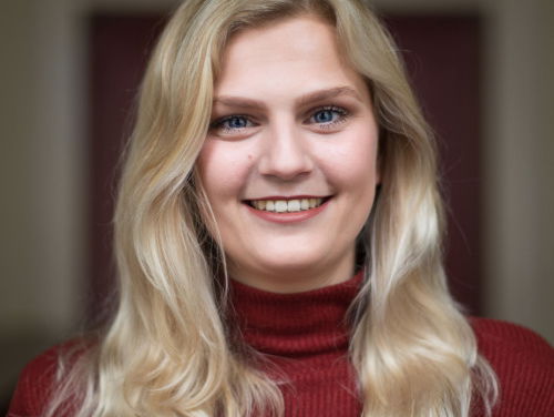 Carline van Breugel kijkt naar het nieuws.