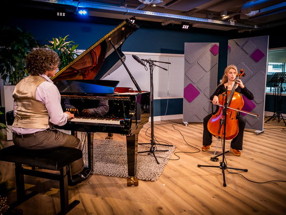 Amir Swaab en Hadewych van Gent improviseren kerstmuziek in De Muziekfabriek