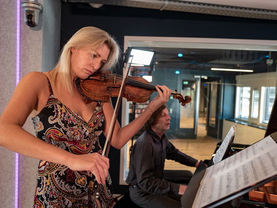 Live in de studio: Myrthe Helder (viool) en Frank van de Laar (piano)