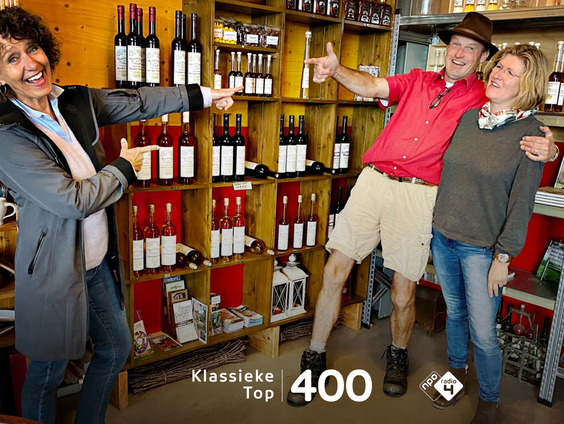 Margriet Vroomans stopt met de Stembus bij de wijngaard Domein Hof te Dieren