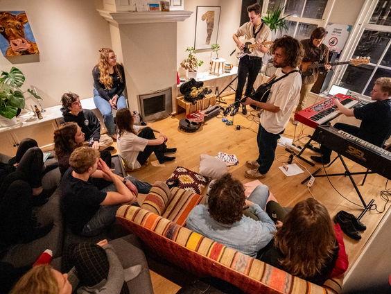Dit festival speelt zich af in Amsterdamse studentenkamers