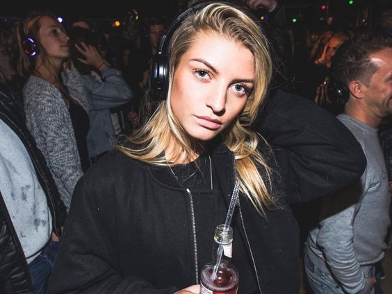 DJ en journalist Janna (26): "Ik was niet echt het beeld wat je hebt van iemand met een drugsprobleem"