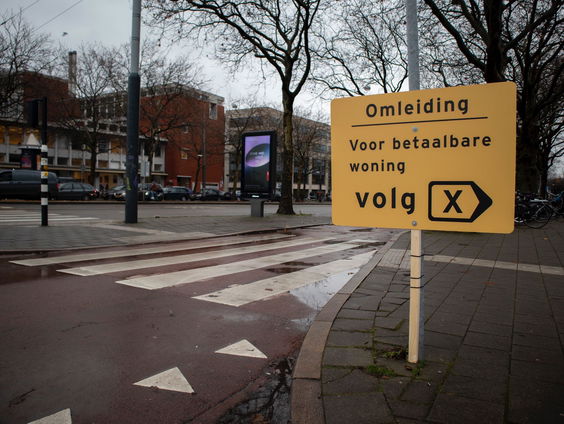 Straatkunstenaar Tycho maakt grappige kunst in de stad