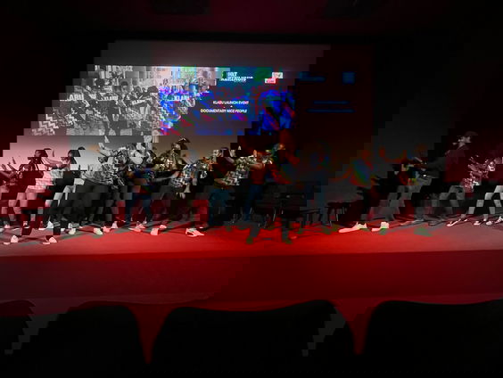 Reporter Camille is bij de lancering van het nieuwe KLABU clubhuis t-shirt!