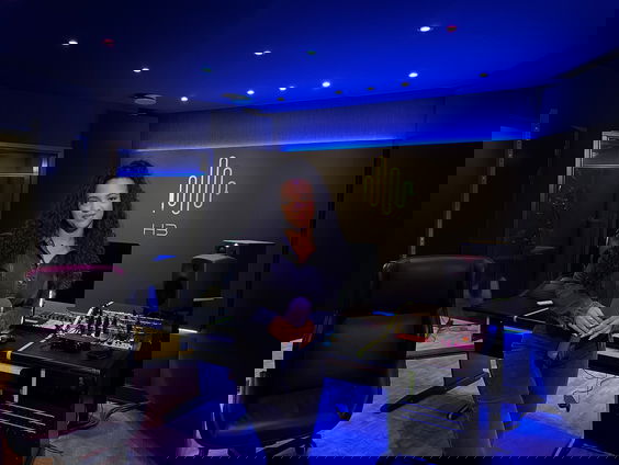 Reporter Camille is bij de studio sessie van AOTM Cheryl haar volgende release!