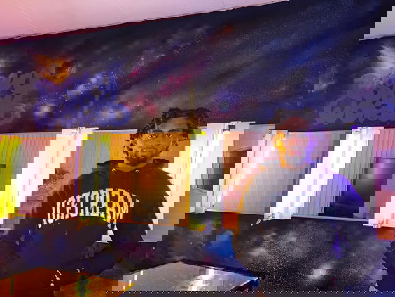 Rapper CalsWhoElse is opgegroeid aan de Motorwal in Amsterdam Noord en wil iets doen voor zijn buurt!