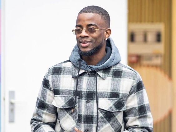 DJ Quintern is druk bezig met de opening van jeugdcentrum Swazoom in Amsterdam Zuid-Oost!