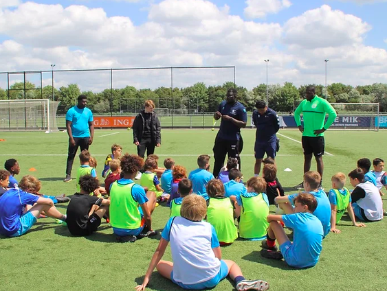 Kevin Kanu helpt kids middels sport met hun mental health