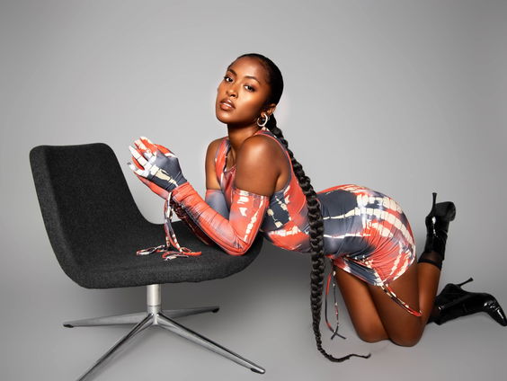 Reporter Camille gaat langs bij studiosessie van AOTM Sherefa haar nieuwe track "Masker"