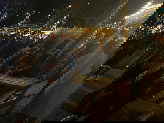 Reporter Camille checkt de kerstmarkt op Museumplein!