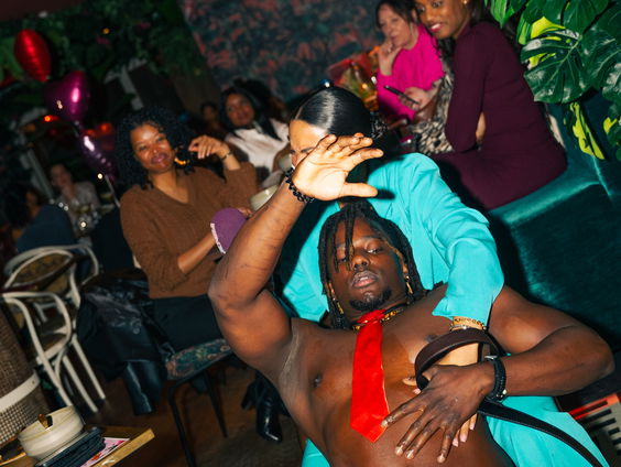 Reporter Camille krijgt striptease tijdens Ladies Night in Mondi!