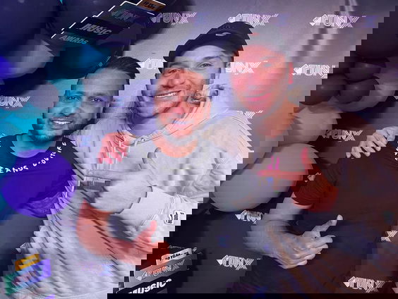 Chachi Versaci in de studio voor een belangrijke mededeling!