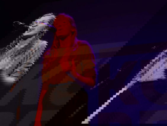 Reporter Shaquille loopt mee met Spoken word artiest Marijn Sterre!