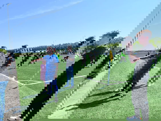 Reporter Camille was bij de benefietwedstrijd voor kinderen in armoede! "Er zijn zelfs oud-profvoetballers!"