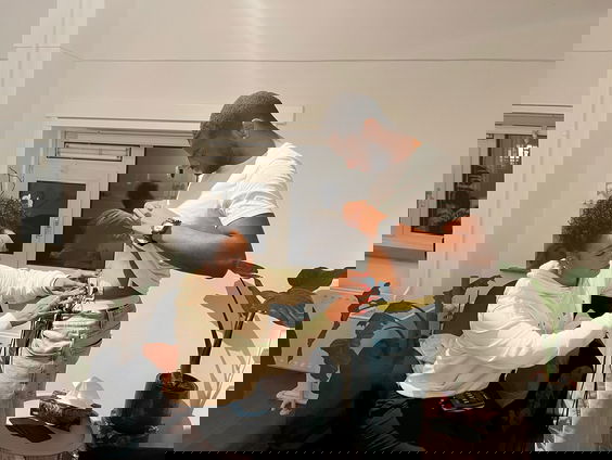 Reporter Camille daagt collega Anthony uit voor de Men-struatie challenge! "Het is zwaar klote"