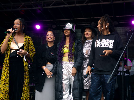 Reporter Camille is live bij Black Pride op de Dam!