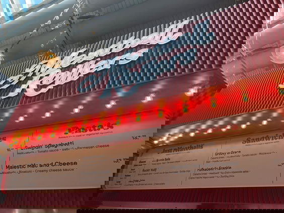 Reporter Camille gaat opzoek naar de lekkerste streetfood bij Foodhallen Amsterdam!