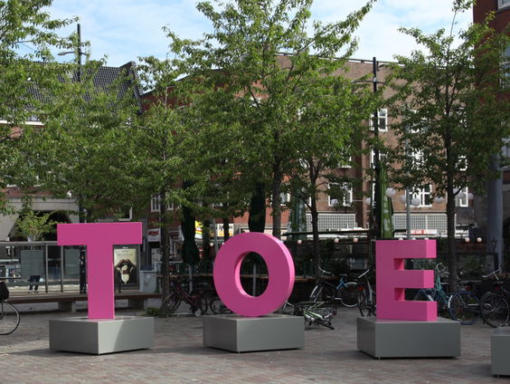 Als je grote roze letters op het Mercatorplein ziet, dit is waarom!