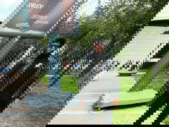 Owen-Joy vertelt over de Racisme in Nederland expositie op het Museumplein