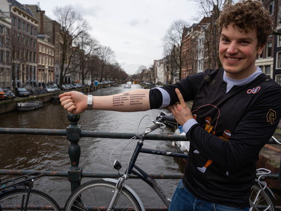 Daniël van partij "LEF" heeft zijn standpunten op zijn arm getatoeëerd