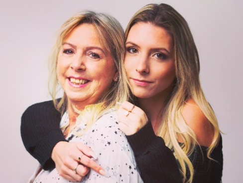 Cheyenne (23) is al vijf jaar mantelzorger voor haar ongeneeslijk zieke moeder