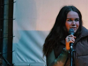 Jasha (21) wil andere mensen inspireren met haar Queer-pop!