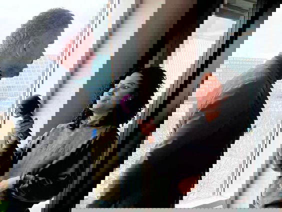 Reporter Camille spreekt de wethouder van Amsterdam tijdens gastles op MBO College Zuid!