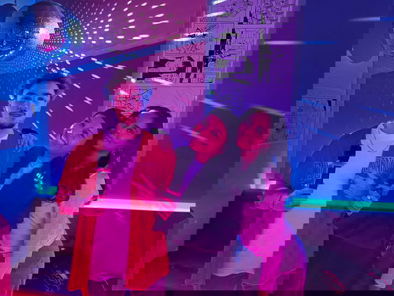 Reporter Camille zingt karaoke bij Duke of Tokyo in privé booth!