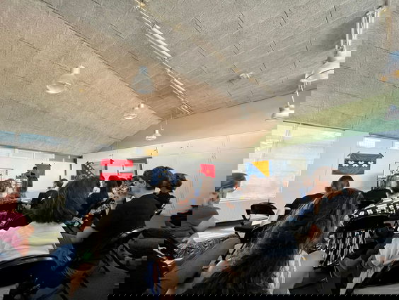 Reporter Camille spreekt Massih over nieuw onderwijsprogramma: School voor Strijders!