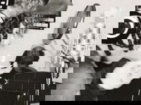 Reporter Camille gaat langs bij studiosessie van AOTM TJ voor zijn challenge!